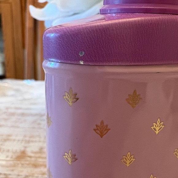 Vintage 1970’s Avon Elusive Talc in Lavender and Gold tin - Picture 7 of 10